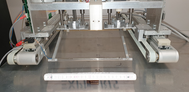 Zdjęcie przedstawia prototyp urządzenia do wytwarzania cienkich warstw w skali (20X20) cm.