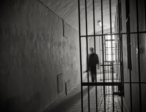 Zapobieganie samobójstwom wśród osób pozbawionych wolności - Przewodnik dla funkcjonariuszy Służby Więziennej