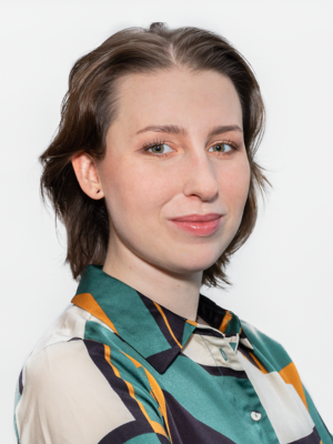 Zdjęcie Natalia Pulchny, przedstawia uśmiechniętą dziewczynę z ciemnymi łosami